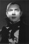 Drakula gróf köpenye - Lugosi Béla

Lugosi Béla a kaliforniai Holy Cross temetőben pihen, sírkövén a „szeretett apa” felirat áll. Ám amikor a legendás horrorfilmsztár 1956-ban álmában meghalt, leghíresebb szerepének – Drakula grófnak – gótikus jelmezében temették el.
