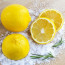 6. Használj citromot!

Sok tisztítószer citromillatú, méghozzá azért, mert a citrom illata természetesen élénkítő és pozitív hangulatot teremt. &nbsp;Használd ki a citrom illatát a következő módokon:


	Párolj&nbsp;citromhéjat forró vízben.
	Helyezz el otthonodban friss citromszeleteket.
	Tegyél citrom illóolajat a diffúzorodba.


&nbsp;
