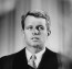 1968: Robert F. Kennedyt meggyilkolják

A Demokrata Párt másik prominens tagja, Robert F. Kennedy 1961 és 1964 között az Egyesült Államok főügyészeként szolgált, majd New York szenátora lett. Nem sokkal azután, hogy 1968. június 5-én megnyerte a kaliforniai előválasztást, RFK-t lelőtte Sirhan Sirhan, egy fiatal palesztin, aki azt állította, hogy megtorlásul lépett fel RFK Izrael-barát álláspontja miatt. Ez a merénylet kellett ahhoz, hogy a jövőben védelem alá helyezzék az elnökjelölteket.

&nbsp;
