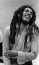 Füves cigi - Bob Marley

A híres zenész 1981-ben rákban hunyt el, mindössze 36 évesen. 100 000 ember vonult fel Jamaikában Marley koporsója mellett, és zenéje szólt az utcákon. Marley-t raszta parókában temették el, mivel a rákkezelések során minden haját elveszítette. Koporsójában volt a piros Gibson Les Paul gitárja, a 23. zsoltárral felnyitott Biblia, és egy szál füves cigi, amelyet özvegye nagy szeretettel tett a sírba a szertartás végén.
