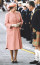 1985: A királynő lazac rózsaszín kabátban&nbsp;és kalapegyüttesben jelent meg.
