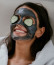 6. Szén tartalmú maszkok

A bőrgyógyászok szerint, bár a szénmaszkok jól mutatnak az Instagramon, nem tesznek különösebb csodát az arcbőrrel. A jól hangzó reklámszövegek ellenére a szénnek nincs rendkívüli mélytisztító hatása, ugyanez vonatkozik valójában minden más típusú maszkra is, amely azt állítja, „kiszívja a szennyeződéseket a pórusokból".
