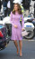 Ha már a pasztellszíneknél tartunk érdemes megemlíteni ezt a gyönyörű ruhát is, amelyet Kate Middleton egy nagyon szép kis táskával és nude színű magas sarkúval egészített ki.&nbsp;
