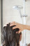 Ha tehát hajmosás után rendszeresen úgy érzed, a hajad olajos maradt és nem érzed tisztának, érdemes lehet megfontolnod a fordított hajmosási technikát. Persze ez sem ajánlott minden hajtípusra, Ellis leginkább a vékonyabb hajú hölgyeknek javasolja, mivel a vékonyabb textúrát könnyebben elnehezíthetik a különböző olajok, balzsamok
