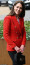 2022 február

Koppenhágába érkezésekor Kate egy piros színű, dupla gombsoros Zara blézer viselt.

