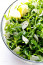 A legjobb saláták elkészítéséhez friss, száraz zöldségeket kell használni, amelyek könnyen befogadnak minden olyan csodálatos öntetet, ami csak az eszünkbe jut. Olyan salátára van szükségünk, ami élettel teli és ropogós tud maradni a villánkon is. Természetesen a probléma az, hogy a víz a salátakészítés elengedhetetlen része: a zöldségeket többször kell mosni evés előtt (kivéve, ha természetesen előmosott zöldeket használsz). Ráadásul annyira csábító, hogy csak azokat a még mindig kissé nedves zöldeket dobjuk a salátás tálba. Pedig a szárítás extra lépése csak egy perc plusz időt vesz igénybe.
