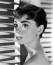 Audrey Hepburn a filmvásznon az ártatlanság, a szelídség és a reménytelen romantika megtestesítője volt, ám ez nem jelentette azt, hogy az ő életében ne lettek volna viharos kapcsolatok. Az egyik legnagyobb szerelme a nála 11 évvel idősebb William Holden volt, aki végül csúnyán összetörte a szívét.
