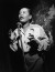 Az elvonókúra azonban nem volt sikeres: Billie Holiday 1959. július 17-én, mindössze 44 évesen elhunyt, miután korábban, még májusban összeesett szív- és májműködési zavarok miatt. A hatóságok még halálos ágyán is megbilincselték heroinbirtoklás miatt, miután pedig elhunyt, a rendőrség minden holmiját elkobozta. Így ért tehát idejekorán véget a jazzénekesnő élete, aki még függősége ellenére is az egyik legnagyobb jazzsztárrá vált, de élhetett volna sokkal tovább is, ha nem vált volna egészen fiatalon a káros szenvedélyek rabjává.
