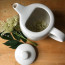 Bodza tea

A bodza szárított virágából készült tea kiváló méregtelenítő, vízhajtó, vírusölő hatásával járul hozzá szervezeted megtisztításához, felkészítéséhez a hidegebb hónapokra. Alkalmazható láz, köhögés esetén, mivel tisztítja a légutakat, valamint izzasztó hatásával segít leküzdeni a meghűlést. Finom íze miatt bátran fogyaszd ízesítés nélkül.
