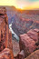 Grand Canyon

A világ legismertebb kanyonját évente közel 4 millió ember látogatja meg, a turisták kedvelt megfigyelőállomása pedig az üveghíd, ahol páratlan körülmények között élvezhetik a fantasztikus kilátást. Itt azonban a fényképezés nem megengedett, a turistáknak szigorúan tilos kamerákat bevinni a speciális helyszínre, sőt, cipővédőt is kötelesek viselni, hogy az üveget megóvják a karcolásoktól.
