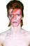 Bár David Bowie 2016 óta nincs az élők sorában, személyét még mai is szeretet és rajongás veszi körül. Munkásságával örökre beírta magát a történelembe, éppen ezért II. Erzsébet is felfigyelt rá, ő azonban mit sem törődve ezzel, nemet mondott az uralkodónak.
