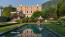 Grand Hotel a Villa Feltrinelli, Olaszország – Benito Mussolini

A nyolc hektárnyi elegáns, tóparti olasz paradicsomra nem csoda, hogy 1943-ban Mussolini is szemet vetett, és katonai erők segítségével tette sajátjává a Feltrinelli család tulajdonát. A második világháború után a birtok újra a családé lett, akik az 1990-es években luxushotellé alakították.
