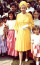 1975: A pöttyös ruhák még mindig is divat volt, ezt a&nbsp;szettet Erzsébet királynő Mexikóban hordta.&nbsp;
