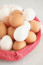Heti 1-3 darab tojás elfogyasztása tehát „védettséget” nyújthat a betegségekkel szemben: egy több mint 3000 felnőtt bevonásával készült tanulmány kimutatta, hogy azoknál, akik az előbb említett mennyiségben ettek tojást, 60%-kal kisebb eséllyel alakultak ki szív- és érrendszeri betegségek, mint azoknál, akik ennél kevesebb vagy több tojást fogyasztottak. Akik hetente kevesebb tojást ettek, náluk 18%-os százalékos volt a betegségek előfordulási aránya, míg akik 4-7 tojást ettek ez a szám 8%-ra csökkent.
