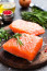 A vörös halakban rengeteg fehérje van, valamint Omega-3 zsírsav, ezek a tápanyagok pedig lehetővé teszik, hogy hosszú ideig telítettek és jóllakottak legyünk, továbbá a hal köztudottan az egészségnek is jót tesz. Ha rendszeresen fogyasztjuk ezt az élelmiszert, csökkenthetjük az elhízás, a cukorbetegség, valamint a szívbetegségek kialakulásának kockázatát.

