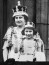 A nagyszabású rendezvény idején Erzsébet 11, míg Margit 7 esztendős volt, azaz pont annyi idős, mint Katalin hercegné és Vilmos herceg lánya most, aki életében először viselhet koronát.
