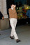 Kendall Jenner éppen ezt a stílust öltötte magára a minap: a fehér garbó és a kötött barna pulóver a világosbarna egyenes szárú nadrággal igazi nagypapás szett!
