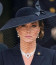 Nem Meghan volt azonban az egyetlen, aki minden kis apró részletre odafigyelt megjelenését illetően: Katalin például nyakékével tisztelgett Erzsébet előtt, ugyanis a hercegné azt a csodálatos nyakláncot viselte a temetésen, amit még a japán kormány ajándékozott a királynőnek Erzsébet bangladesi látogatása során. Később aztán a nyakláncot viselte Diana is, most pedig Katalin, aki egy pár gyöngyfülbevalóval tette teljessé az Alexander McQueen által tervezett fekete kabátruhát és a drámai, fátyollal díszített kalapot.
