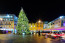 1. Genf, Svájc

Genfben vannak a legszebb karácsonyi fények. A boltok, bódék és fényfüzérek megvilágítják az egész genfi-tavat. A helyszínt a gasztrokultúra szerelmesei se hagyják ki, a genfi karácsonyi vásár ugyanis otthont ad a világ minden tájáról érkező karácsonyi árusnak.
