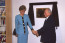 Lady Diana és Göncz Árpád köztársasági elnök a budapesti brit konzulátuson tartott ünnepségen 1992. március 24-én. Ez a kék összeállítása is igen emlékezetes maradt.
