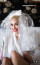 Az esküvő részleteit csupán pár napig sikerült titkolni, Gwen Stefani pár nappal később meg is osztotta az első pillantást az esküvői ruhájáról ebben a videóban.
