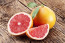 A grapefruitlevet sztatinokkal és a kalciumcsatorna-blokkolókkal együtt fogyasztani szintén nem a legjobb ötlet: ezeket a gyógyszereket egyébként főleg szívproblémák esetén szedi az ember, a grapefruit azonban gátolja a felszívódásukat, így szervezetünkben a hatóanyag egy idő után felhalmozódhat. Mondanunk sem kell, ez mennyire veszélyes lehet, főleg azért, mert a grapefruit CYP3A nevű enzimje befolyásolhatja a gyógyszer hatásának kifejtését is, ez pedig májkárosodáshoz, valamint szívelégtelenséghez is vezethet.
