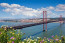 Golden Gate híd (USA) – Április 25-e híd (Portugália)

Számos hollywoodi filmben és sorozatban láthattuk már feltűnni a világ egyik legismertebb hídját, amely San Franciscóban található, és az amerikai határozottságot testesíti meg. 2014-től a hídon történő áthajtás már nem ingyenes, ugyanis autópályadíjat kell fizetni. Ugyanakkor a portugáliai Április 25-e híd Lisszabon közelében található, a pályadíj pedig itt sokkal olcsóbb, mint az ismert amerikai hídon. Érdekesség még, hogy ha a bal sávban haladsz, akkor hallhatsz egy sajátos hangot, ami az aszfalt helyett lévő fémrudaknak köszönhető.
