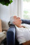 Öregedés

Az öregedés óriási szerepet játszik az alvási ciklusban. Amikor öregszik az ember,&nbsp;megváltozik az alvási ciklusa, olyan gyógyszereket szedhet, amelyek megváltoztatják az alvási szokásait, és előfordulhat, hogy más, az alvást befolyásoló betegség is kialakul.

Ahogy öregszünk, az alvás minősége csökken, mivel kevesebb időt töltünk mély alvással. Ezért hajlamosabbak leszünk a külső tényezők, például a zaj és a fény okozta ébredésekre. Az alvás-ébrenlét ideje is eltolódhat a korral. Előfordulhat, hogy korábban fekszünk&nbsp;le és korábban ébredünk fel, mint fiatalabb korban.
