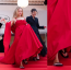 A színésznő bizonyára megelégelte, hogy a vörös szőnyeges eseményeken kényelmetlenebbnél kényelmetlenebb magassarkú cipőkben kell feszengenie, de az is lehet, hogy csak így szerette volna megelőzni a bajt – emlékezetes, hogy 2013-ban az Oscar-díjátadón a színpad felé tartva megbotlott a hosszú ruhájában.
