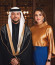 Így fest egy jordán herceg teljes pompájában, előkelő öltözetben. Nem is tudjuk eldönteni, hogy a hétköznapi ruhákba bújt Hussein a jobb, vagy a tradicionális szettben lévő herceg.
