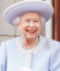 Erzsébet királynő csodálatosan&nbsp;festett a parádén, egy uralkodóhoz méltó szettben mutatkozott, senki sem csalódott kinézetében, és valljuk be, 96 évesen még mindig remek formában van.
