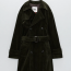 ZARA Charlotte Gainsbourg Collection corduroy trench coat 39 995 Ft

Íme egy igazi kordbársony kabát, mely a ZARA egyik limitált szériás kollekciójában található mélyzöld-sötétbarna színek keverékében. Igazán ütős darab, még hosszú évek múltán is tudod majd viselni!
