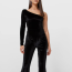 Stradivarius&nbsp;Velvet jumpsuit with asymmetric neckline 12 995 Ft

A félvállas, aszimmetrikus megoldások most nagyon népszerűek - te is próbáld ki ezt a trendet!&nbsp;
