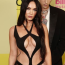 Megan Fox nem bírt magával: a Billboard Music Awards vörös szőnyegén botrányos öltözékben jelent meg partnerével, Machine Gun Kelly-vel együtt
