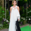 Emma Watson félig menyasszonynak, félig vőlegénynek öltözött ezen a megjelenésen. Halloween-jelmeznek talán jó lenne, vörös szőnyeges ruhának már kevésbé.
