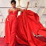 Ariana Debose egy piros Valentino szettet viselt az Oscar-gálán.
