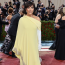 Kris Jenner egy aszimmetrikus Oscar de la Renta estélyiben pózolt a vörös szőnyegen.&nbsp;
