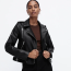 ZARA Faux leather biker jacket 15 995 FT

Ez a klasszikus bőrdzseki fazon gallérral, cipzárral, ezüstös fém kiegészítőkkel - tutire nem lősz mellé, ha ebbe ruházol bele! Vagány csajoknak kötelező viselet!
