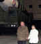 Íme apa és lánya, akik valljuk be, igencsak hasonlítanak egymásra. Remélhetőleg Kim Dzsue azonban kevésbé lesz drasztikus és véreskezű vezetője Észak-Koreának, nem úgy mint édesapja, aki a pletykák szerint több családtagjával is végzett már, többek között nagybátyjával...
