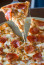 Egy szelet paradicsomszószós, sajtos pizza körülbelül 400 kalóriát tartalmaz, ám ha pepperoni, kolbász, szalámi, sonka vagy extra sajt is kerül rá, teljesen más a helyzet – ezek a feltétek ugyanis jelentősen megnövelik a telített zsír-, a nátrium- és a kalóriatartalmat.
