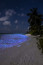 Maldív-szigetek - A Maldív-szigeteken egyébként is a paradicsomban érezheted magad, de fogadjunk, nem gondolnád, hogy még napnyugta után is van olyan, amitől eláll a lélegzeted! Pedig bizony van, méghozzá az éjszakánként kéken világító tengerpart. A különleges, semmihez sem hasonlítható látványt a fényt kibocsájtó planktonok nyújtják.
