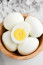 A másik étel, amit tilos mikróban újramelegíteni a tojás, méghozzá a szalmonella veszélye miatt, hiszen a baktériumok végett itt is fennáll az ételmérgezés veszélye. De ez még nem minden: a főtt tojás például fel is robbanhat a mikróban, hiszen főzés közben valamennyi víz bekerülhet a tojásba, ami forráspontig is hevülhet a mikrózás közben, továbbá az étel felülete nem egyenletes módon melegszik fel, ami szintén veszélyes lehet gyomrunkra nézve a bacik miatt.
