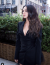 Mila Kunis egy fekete blézerruhát viselt a premieren.&nbsp;
