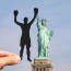 A Szabadság-szobor New York előtt, a Liberty Islanden található, a Hudson folyó torkolatánál. Az acélvázas, rézből készült szobrot Franciaország ajándékozta az Amerikai Egyesült Államok függetlenségének százéves évfordulója alkalmából.
