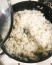 Ahogyan a tészta, a rizsszemek is nagy kárt tudnak okozni, miután a mosogatóban landoltak. Megszívják magukat vízzel, megduzzadnak, a szifonnak pedig máris annyi. Érdemes szűrőt tenni a lefolyóra, ezzel megakadályozva, hogy a lefolyóba essenek a rizsszemek – a maradék ez esetben is kerüljön a szemetesbe.
