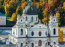 Salzburgi dóm 

A salzburgi dóm az&nbsp;óváros&nbsp;egyik legkiemelkedőbb épülete. A hatalmas&nbsp;barokk&nbsp;épület a világ egyik&nbsp;legnagyobb&nbsp;temploma, de a méreten túl az épület előtt álló&nbsp;szoboregyüttes és a belső díszítettség is hozzájárul az impozáns kinézethez.
