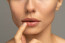 Repedezett szájszélek

Az ajkak sarkán lévő repedések vagy hólyagok sokféle okból jelentkeznek. Lehet, hogy dehidratált vagy túl sok napfénynek van kitéve, de az is előfordulhat, hogy nem megfelelő fogkrémet használsz. Ezek közül a dehidratáltság okozhat problémát, így ha ezt tapasztalod, érdemes több folyadékot fogyasztani.&nbsp;
