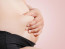 A puffadás a terhesség egyik legkorábbi, akár legelső jele is lehet. A várandósság alatt ugyanis a nők progeszteronszintje az egekbe szökik, ennek eredménye pedig a puffadás, hiszen a progeszteron lelassítja az emésztést, ezzel lehetővé téve, hogy a baba a lehető legtöbb tápanyaghoz hozzájusson a pocakunkban.
