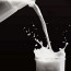 Alacsony zsírtartalmú tej

Évek óta azt mondják nekünk, hogy a zsírszegény vagy zsírmentes tejtermékeket válasszuk a magas zsírtartalmúak&nbsp;helyett. A legújabb kutatások azonban megkérdőjelezik ezeket az&nbsp;ajánlásokat. Tanulmányok szerint a magas zsírtartalmú tejtermékeket fogyasztó embereknél valójában alacsonyabb a cukorbetegség és az elhízás kockázata. A bizonyítékok arra utalnak, hogy amikor az emberek elsősorban a zsírbevitel csökkentésére összpontosítanak, hajlamosak növelni a cukor- és szénhidrátfogyasztást, amelyet a szervezet testzsírrá alakít át. Márpedig az étkezési zsír egy része szükséges bizonyos funkciókhoz az egész szervezetben, valamint a zsírban oldódó vitaminok felszívódásához. Ahelyett, hogy&nbsp;a zsír csökkentésére koncentrálsz, inkább törekedj&nbsp;arra, hogy&nbsp;teljes értékű élelmiszereket fogyassz&nbsp;és csökkentsd&nbsp;a feldolgozott, csomagolt élelmiszerek fogyasztását.
