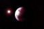 A bolygó olyan közel keringhet a csillagához, hogy a mágneses tere egészen a csillagig löki vissza az onnan kiszabaduló részecskéket - állítják a szakértők. A vörös törpén még sarki fény is keletkezik, mely valószínűleg a bolygó légkörében is megtalálható.
